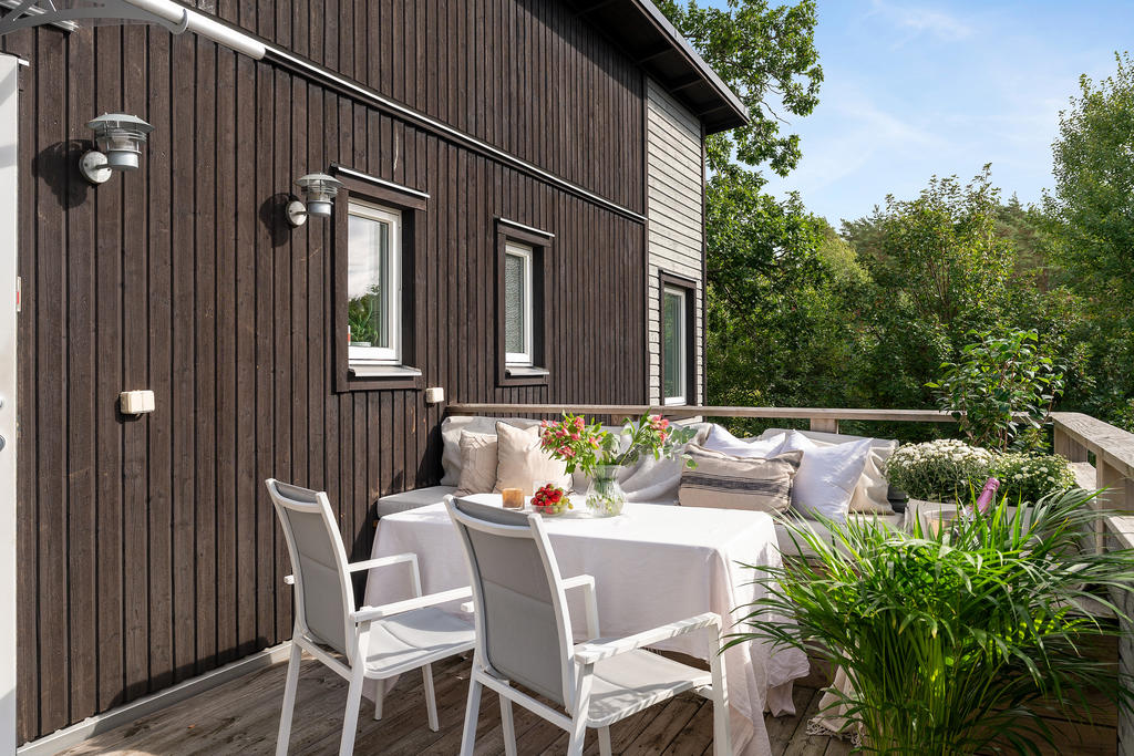 Stor och mysig terrass i soligt sydvästläge