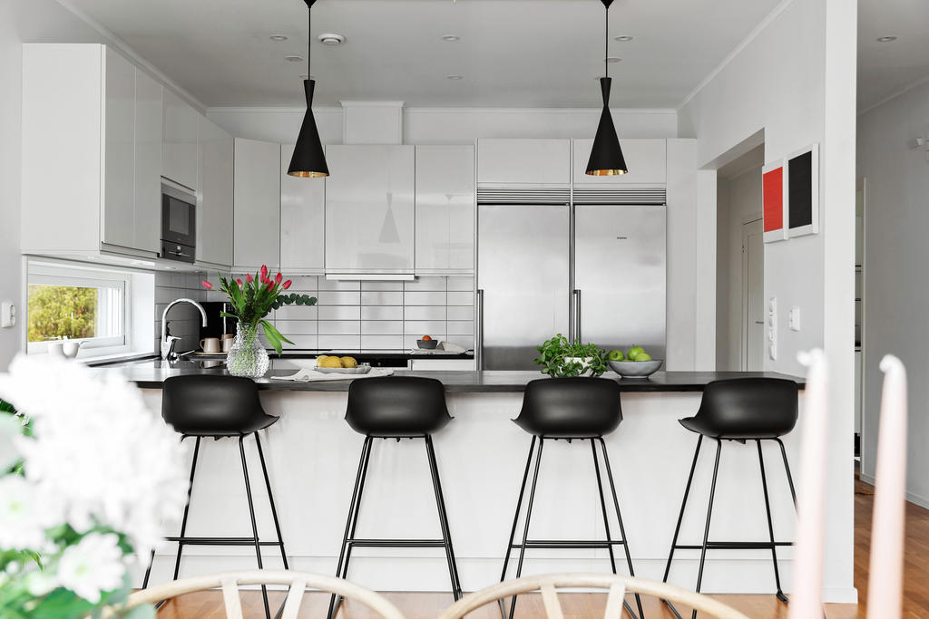 Trivsam samvaro vid stor köksö