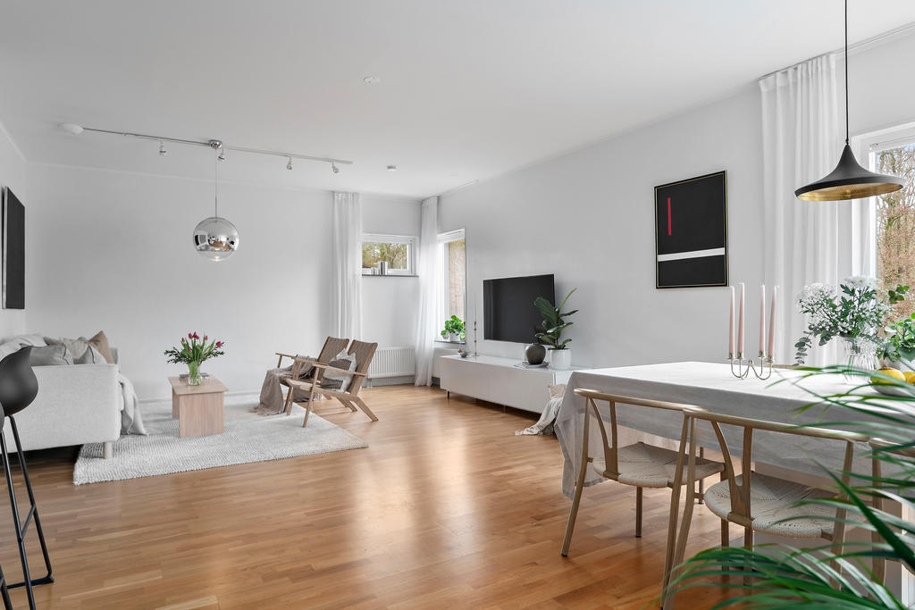 Öppna ytor och flera fönster ger fint ljus