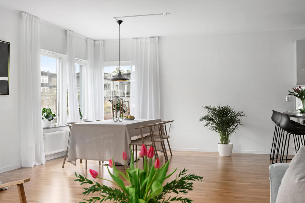 Trivsamt med matplats vid ett stort fönsterparti