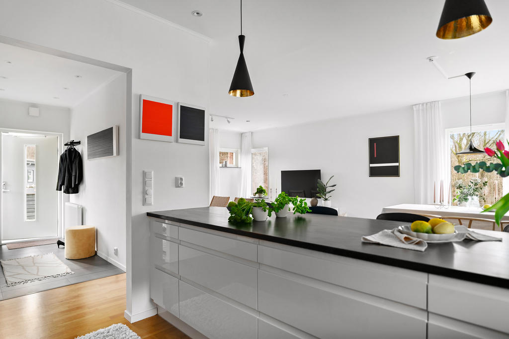 Bra arbetsytor och gott om förvaring