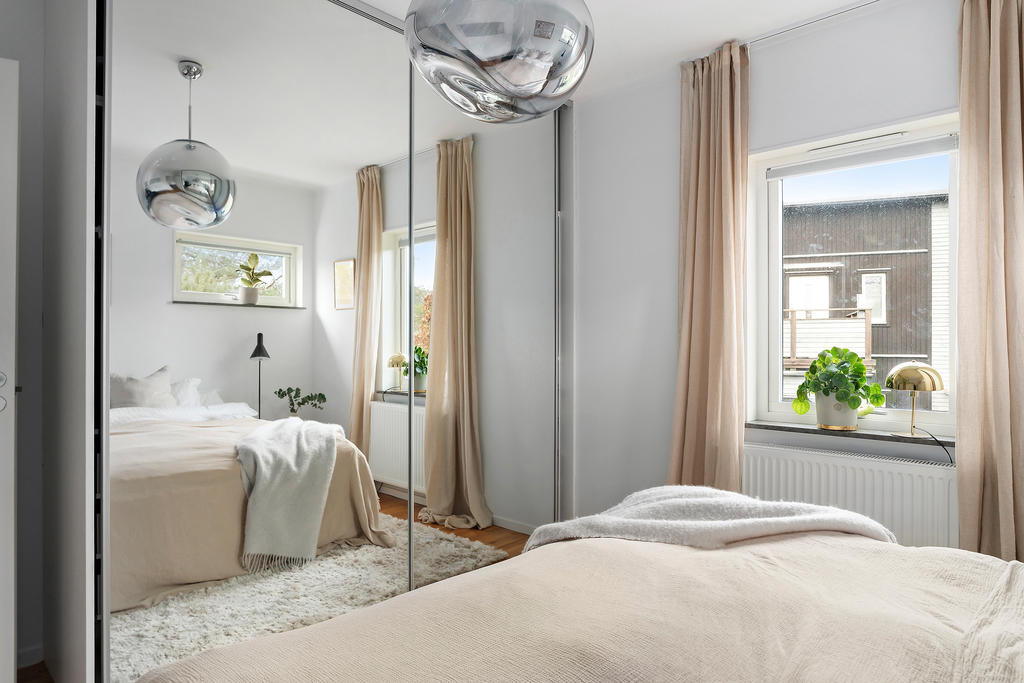 ...med bra förvaring bakom skjutdörrar i spegelglas