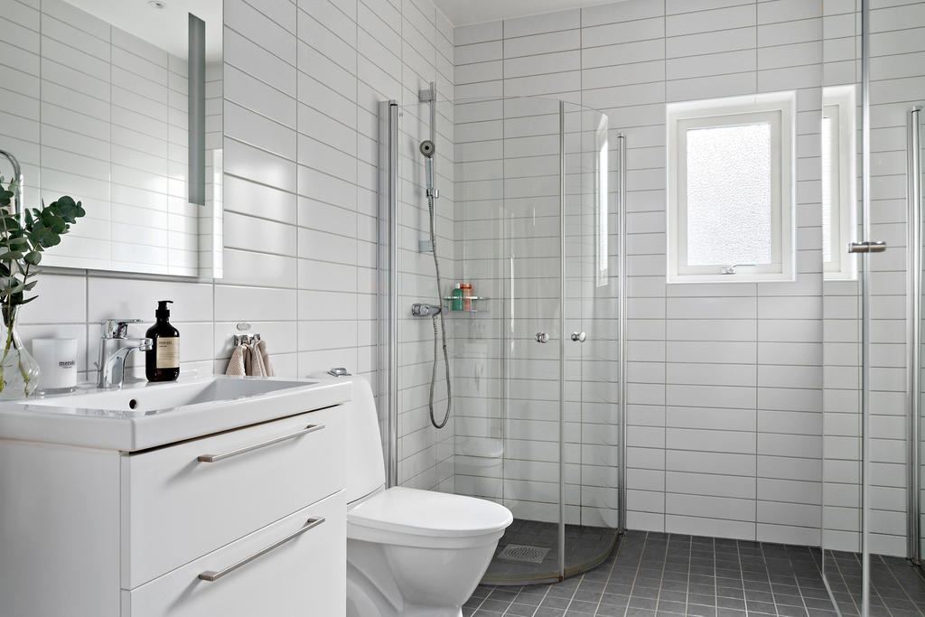 Snyggt badrum med dusch