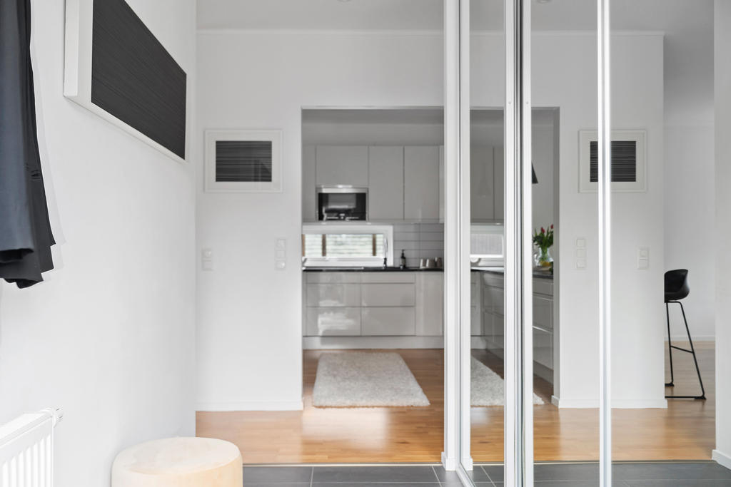 Från hallen går ni ut till den härliga terrassen