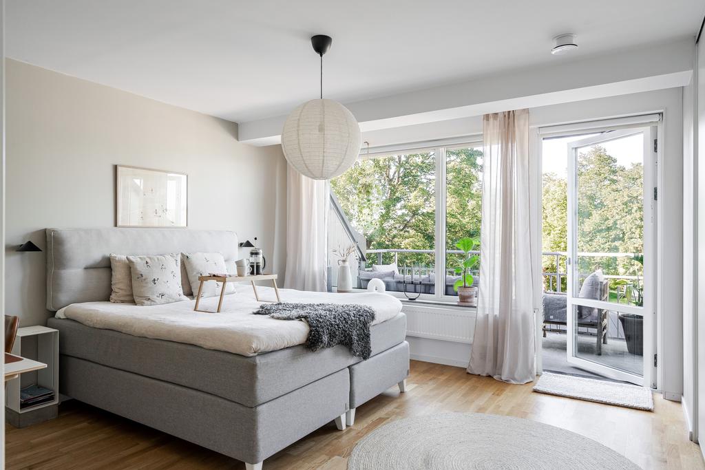 Master bedroom med utgång till balkong 