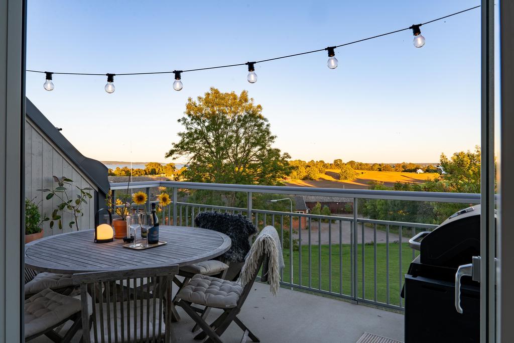 Fria vyer mot Roxen, ängar och grönska