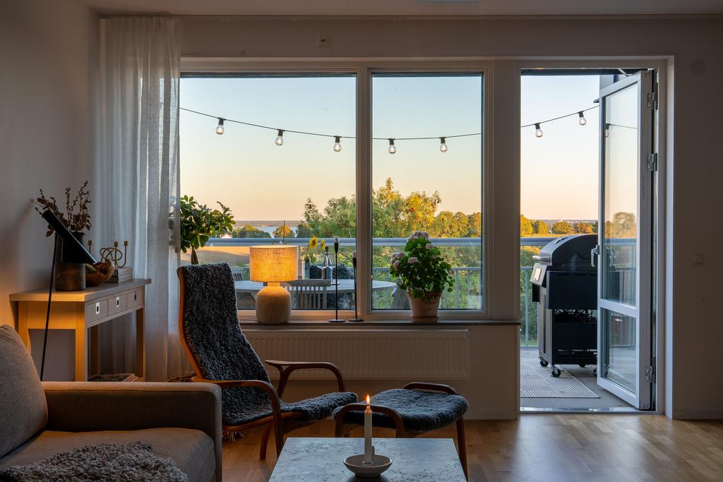 Härlig grönska och glimt av Roxen!