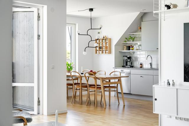 Delvis öppet mellan kök och vardagsrum