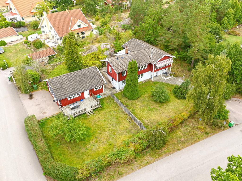 Huvudbyggnad på 151 BOA och gästhus på 70 kvm BOA