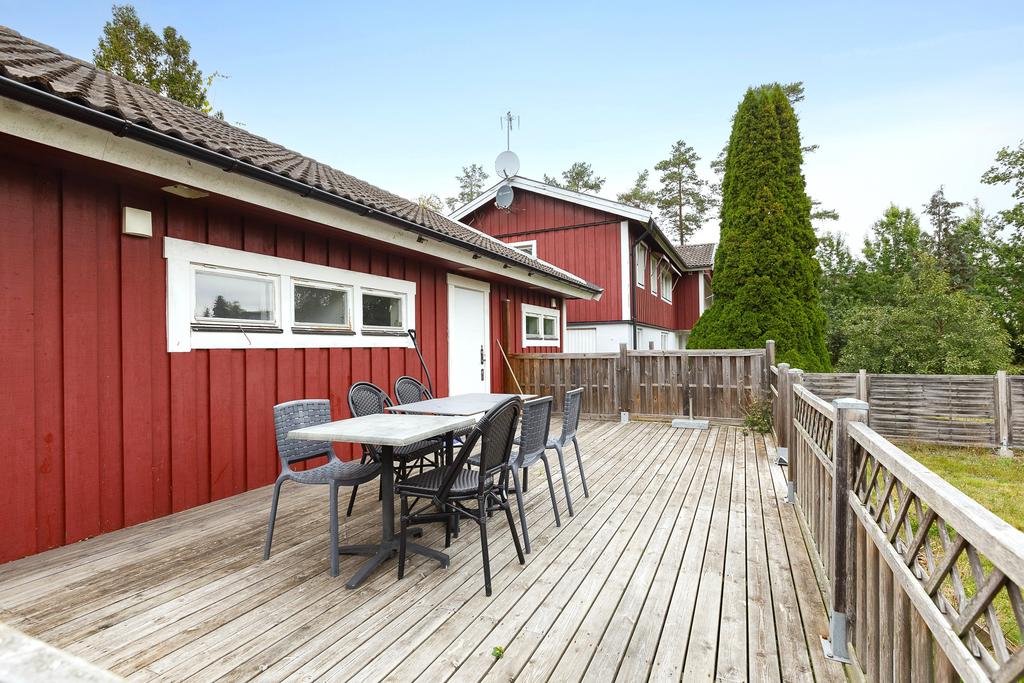 Terrass i anslutning till gästhuset