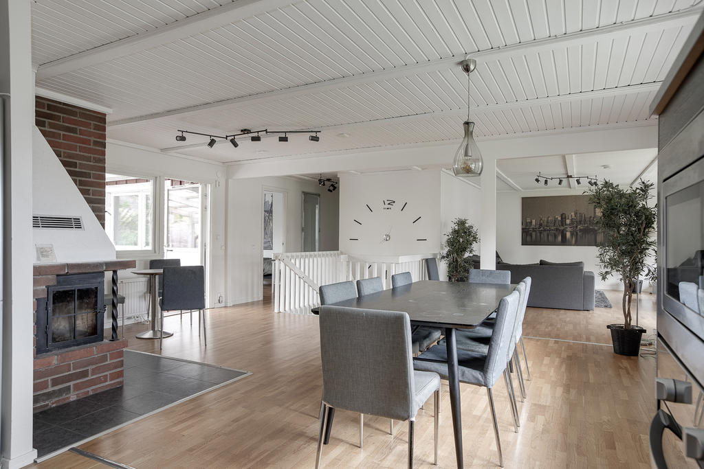 Öppen planlösning mellan kök, matsal och vardagsrum