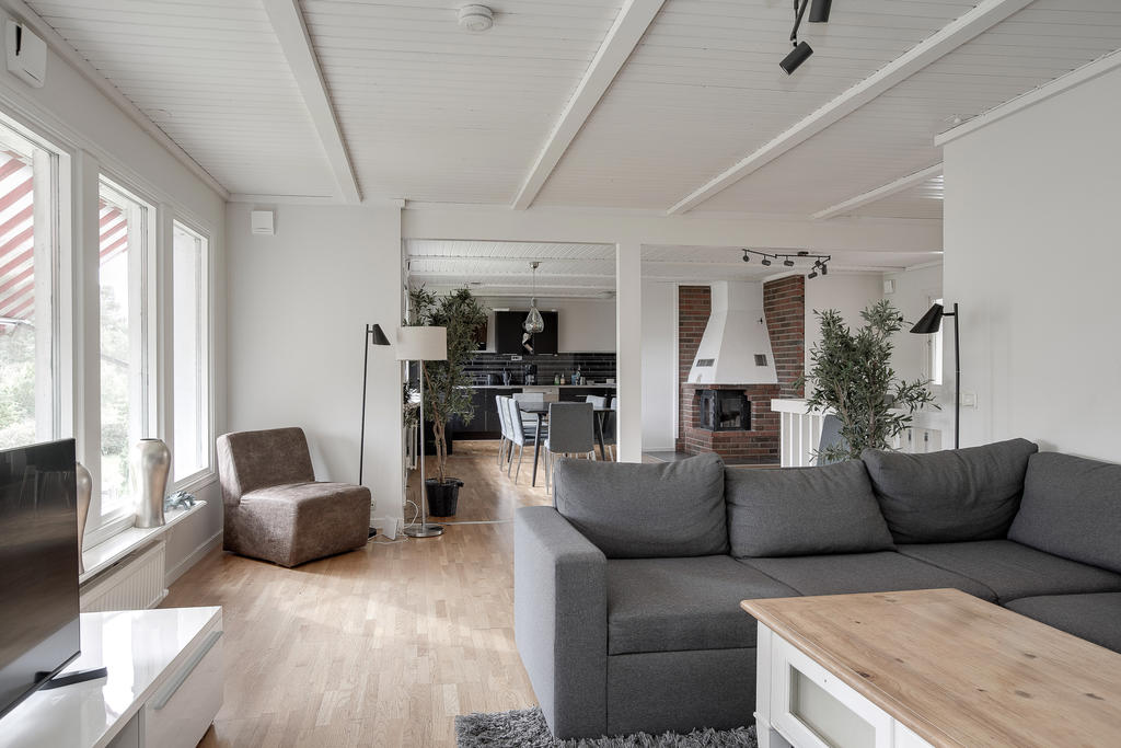 Vardagsrum med öppen spis med insatskamin