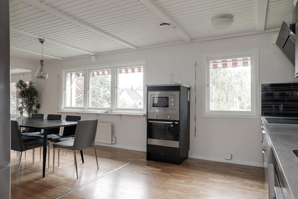 Stora fönsterpartier från kök, matsal och vardagsrum