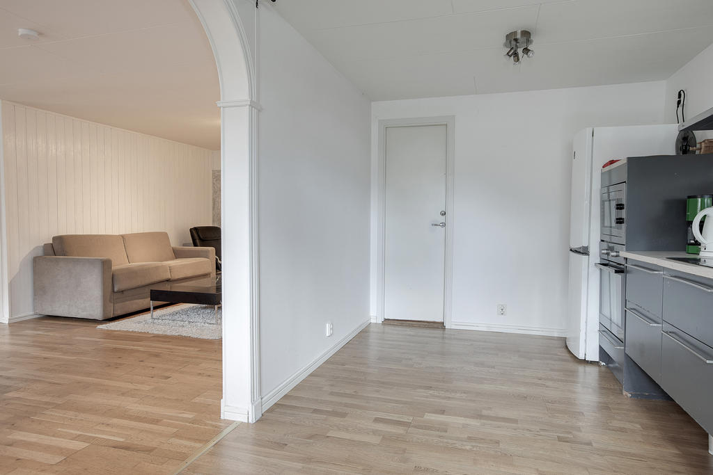 Valv in till vardagsrum från kök i gäststugan