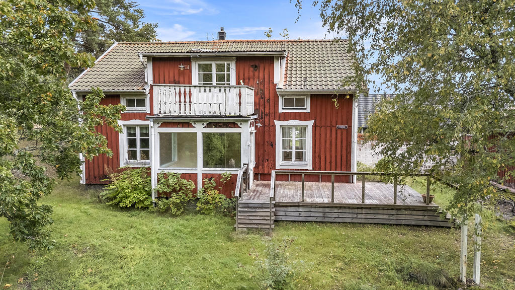 Västsidan med balkong och uteplats