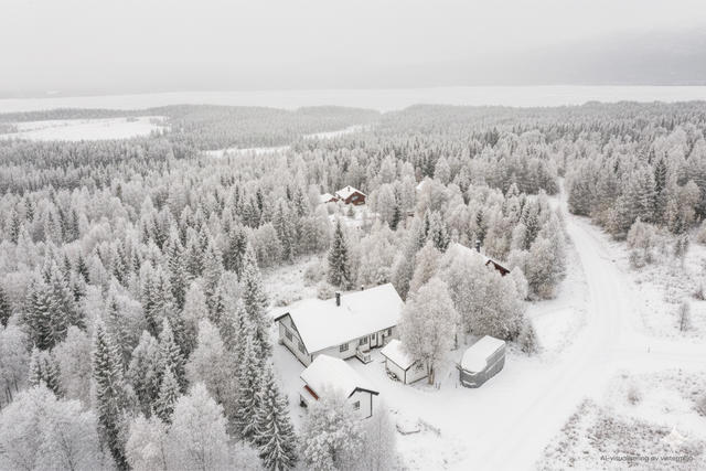 Visualisering: Denna bild är ett originalfoto som har kompletterats digitalt med snö för att illustrera fastigheten och dess omgivning under vintertid