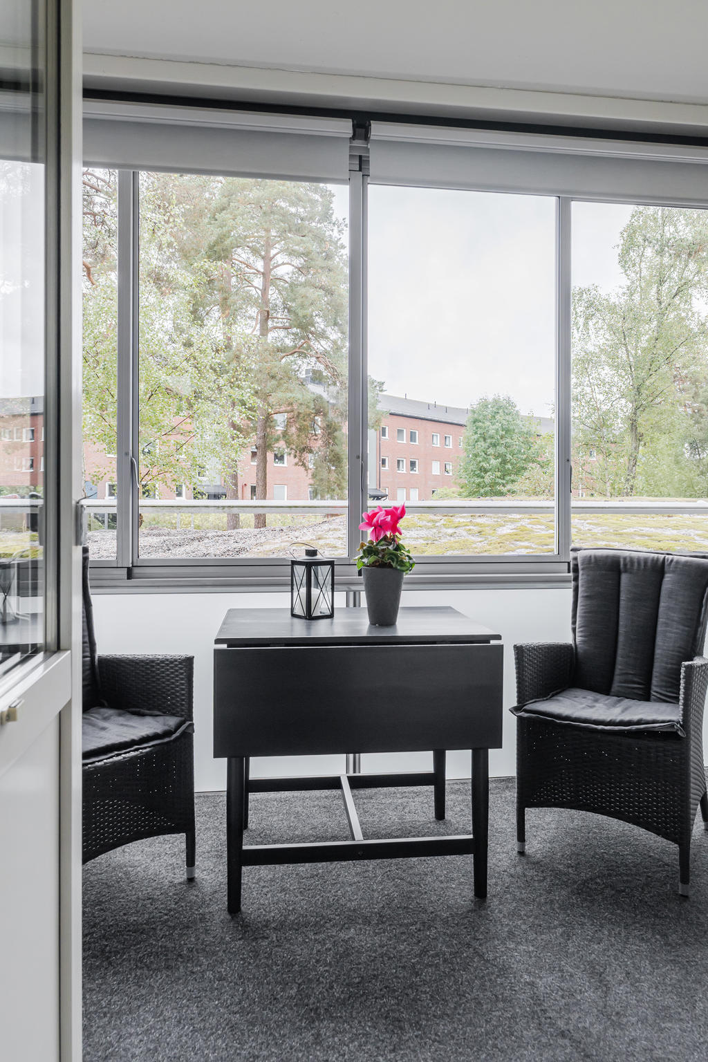 Stor inglasad balkong som vetter mot innergården.