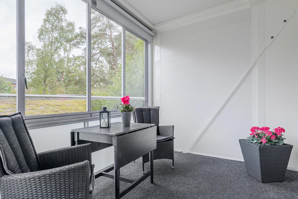 Här finns plats för på matbord och loungegrupp