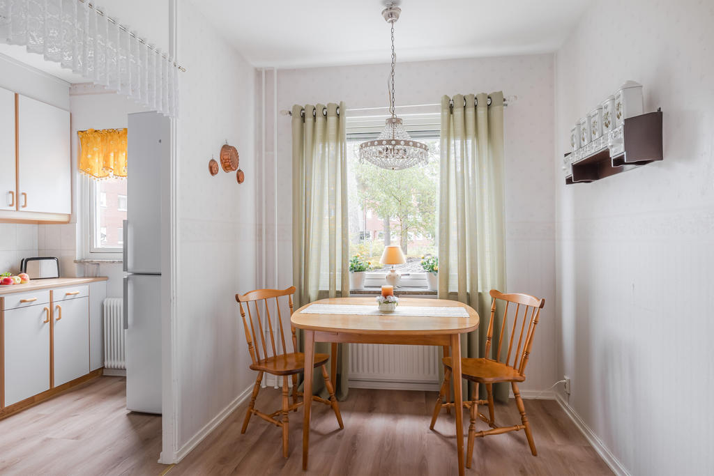 Matplats med utsikt mot innergården.