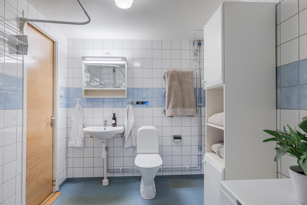 Badrum med egen tvättmaskin.