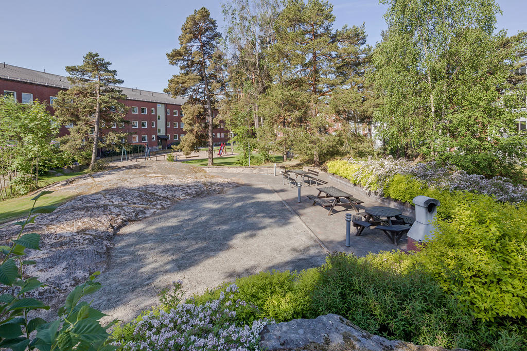 Grillplats med sittbänkar.