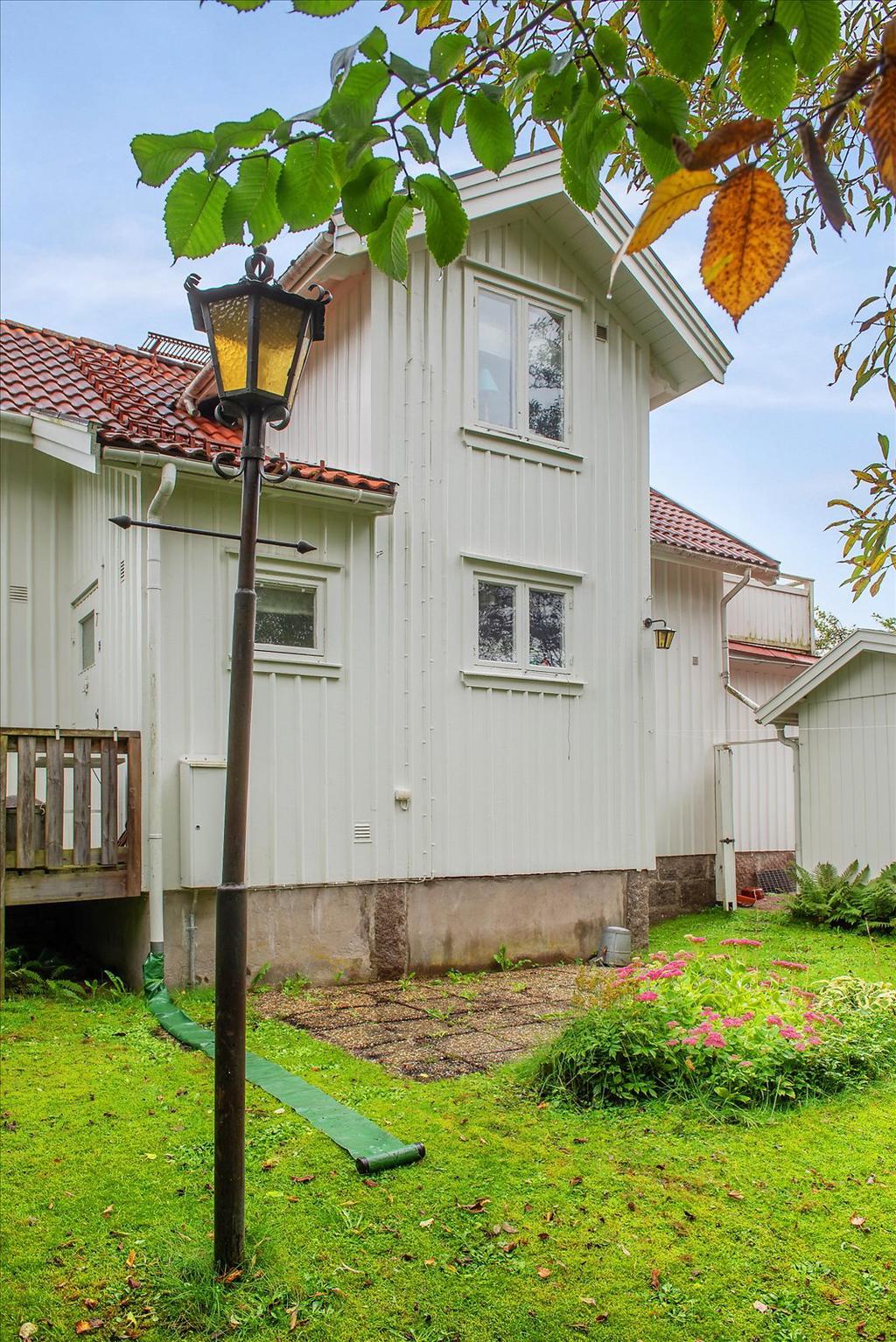 Baksida med plattsatt  uteplats 