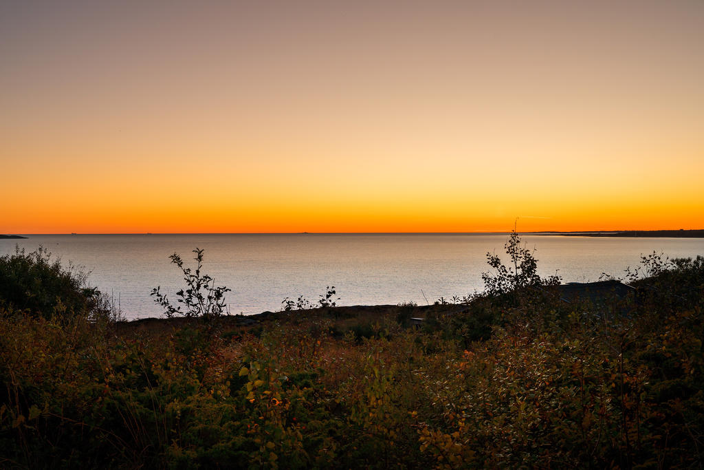 Bara några meter ifrån huset finns underbara klippor varifrån ni kan njuta av magnifika solnedgångar.