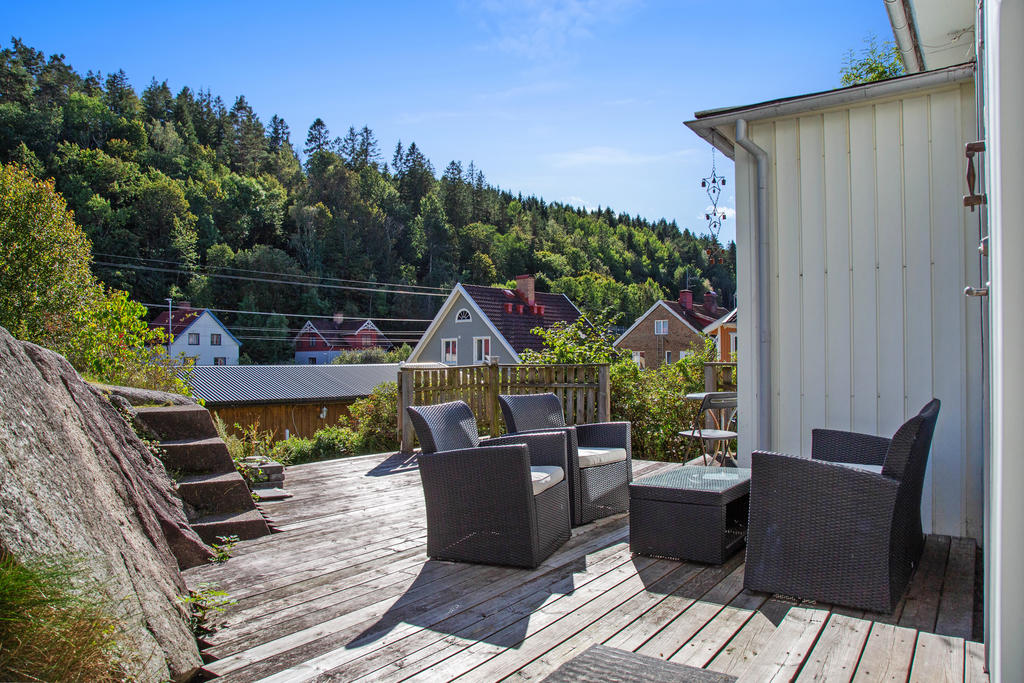 Du välkomnas in i huset av altanen i bästa söderläge