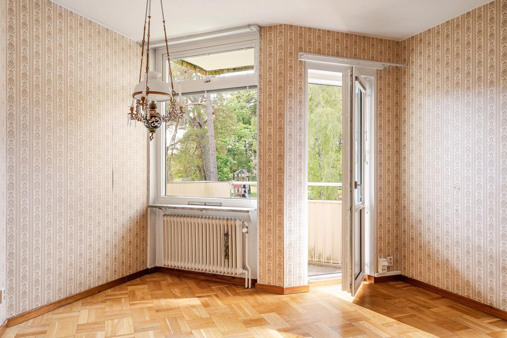 Stora fönsterpartier i vardagsrum
