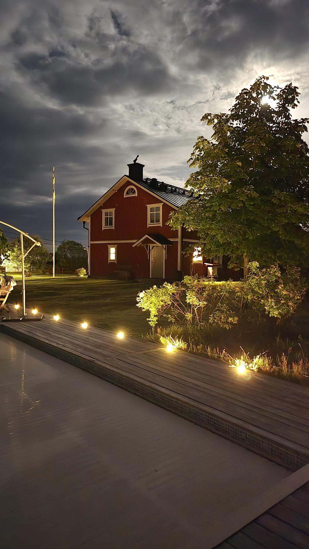 Kvällsbild med poolbelysning (säljarens bild)