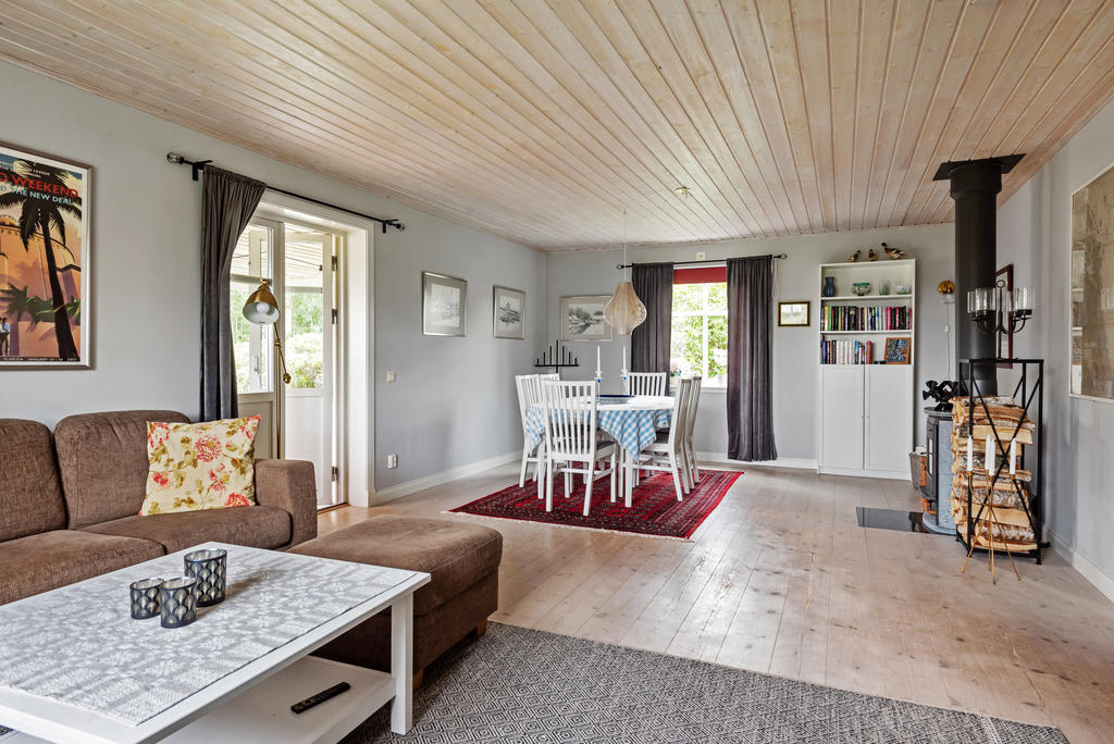 Vardagsrum med braskamin