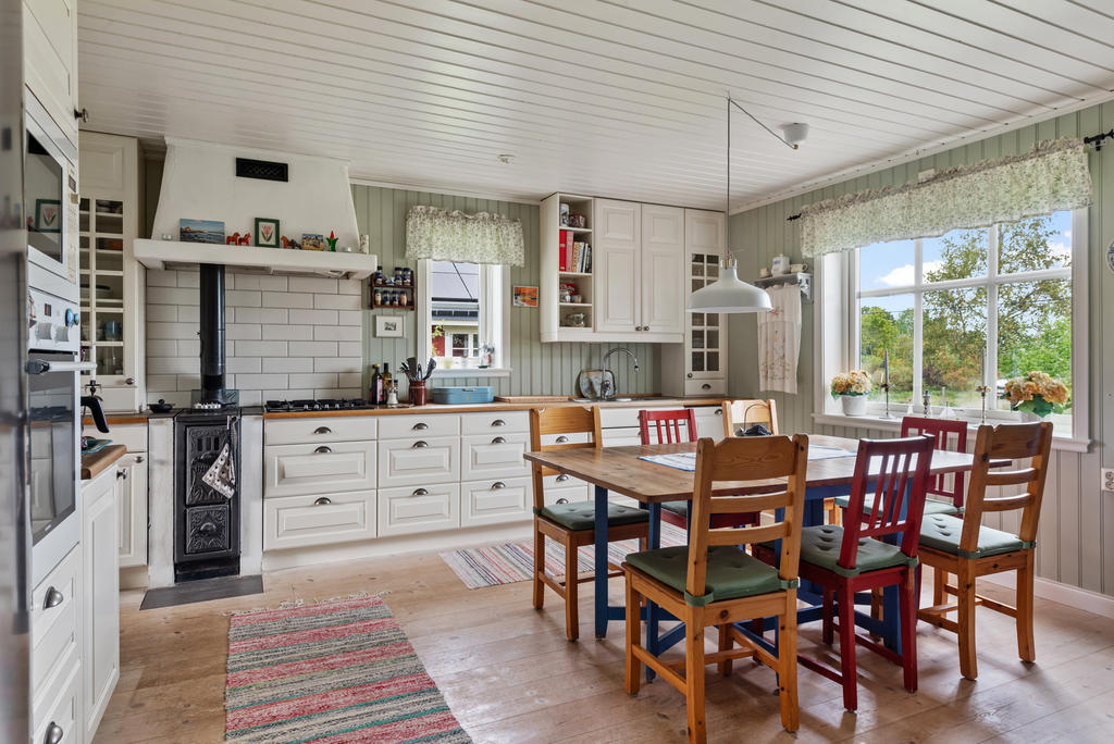 Rymligt kök med vedspis