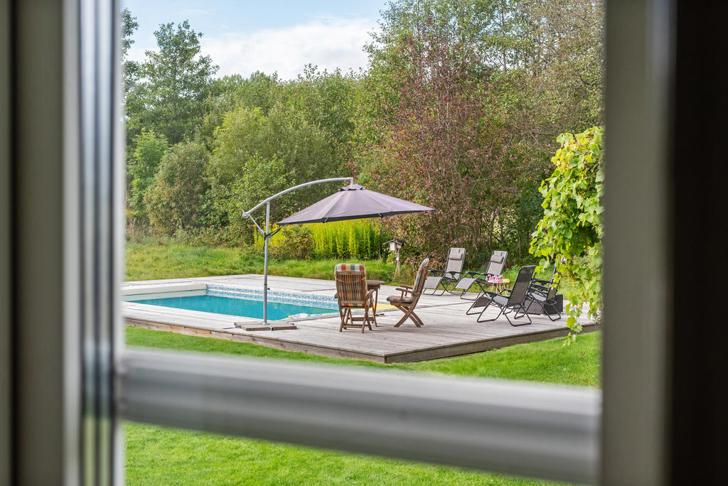 Utsikt från kök mot poolen