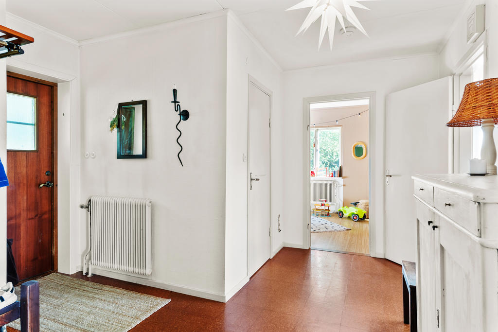 Ljus hall. 