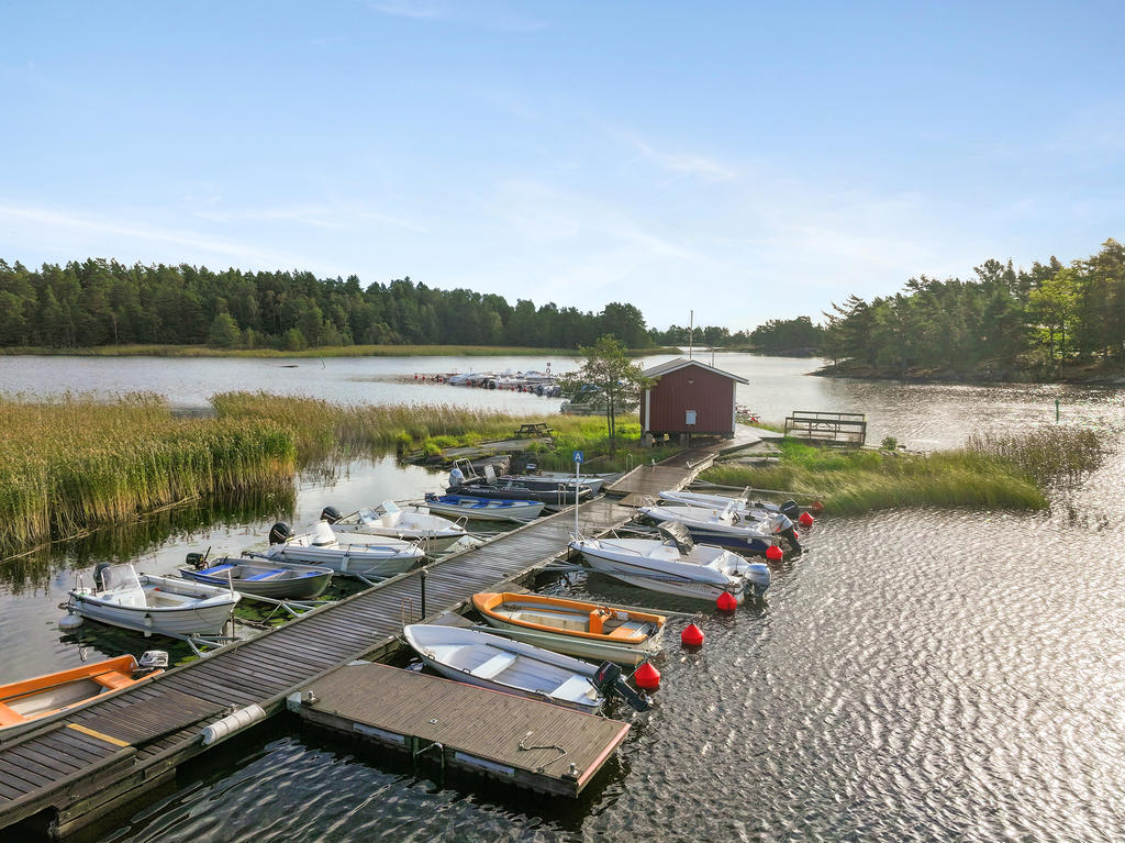 Båthamn 300 meter från huset