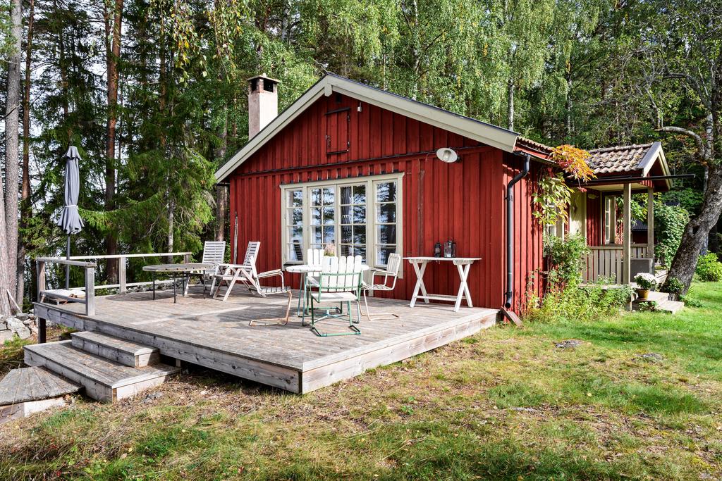 Storstugan med stor altan ner mot sjön