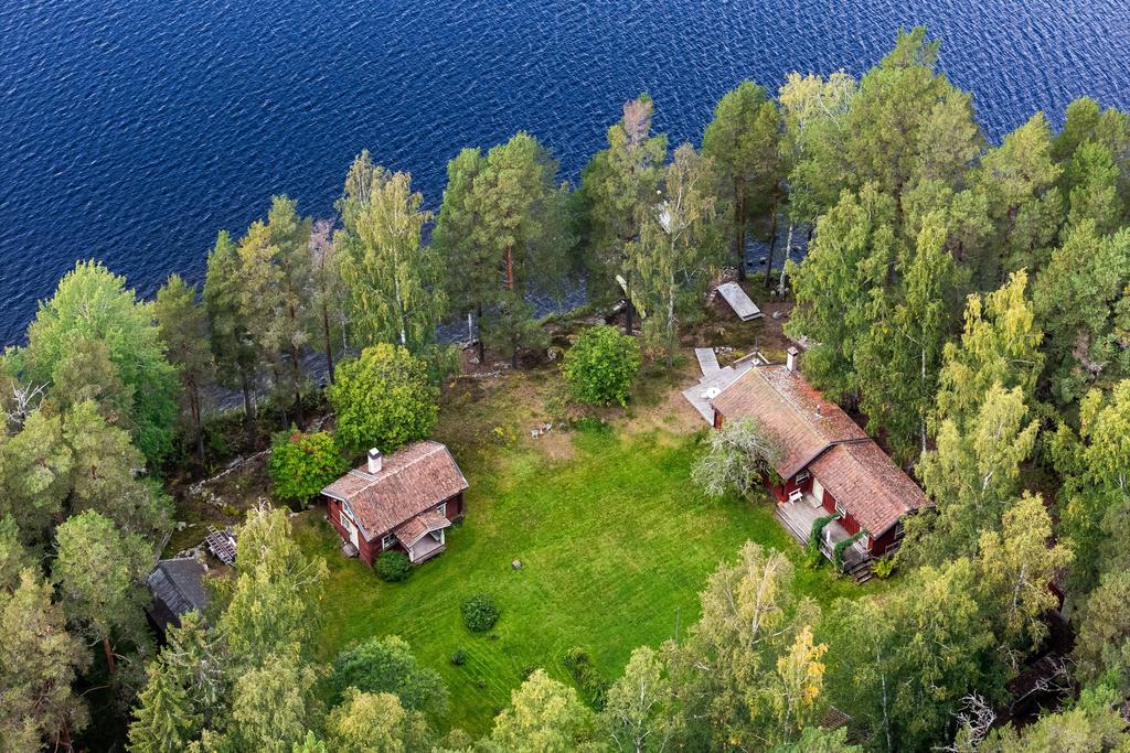 Trevlig gård med flera byggnader som ger plats för hela familjen