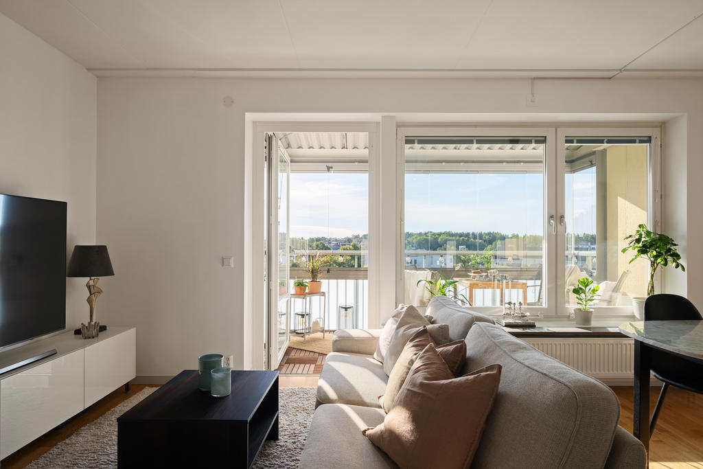 Öppen härlig planlösning som är inbjudande men också som med enkel möblemang kan delas upp till olika rum.