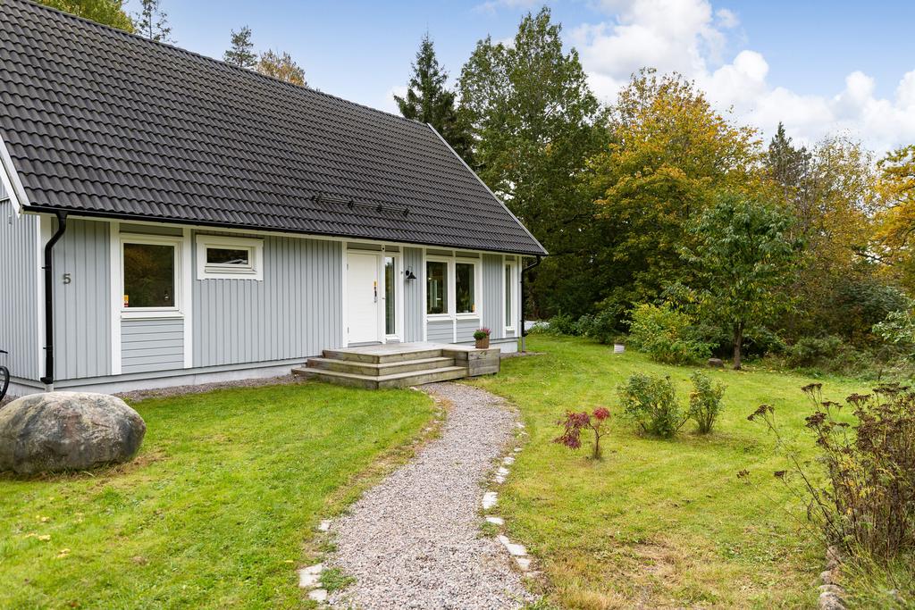 Här bor du i ett lugnt och grönt område med närhet till skog och sjö