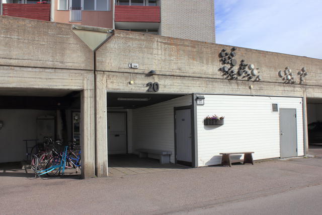 Entré från gatu/källarplan