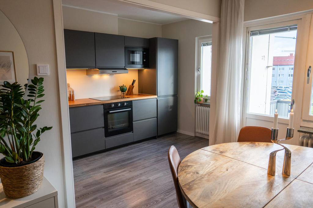 Matplats och vy mot det helrenoverade köket