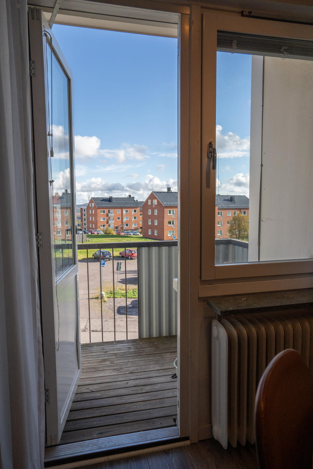 Balkong i öster med plats för lite möblemang