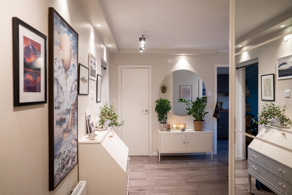 Vy in mot lägenheten från hallen 
