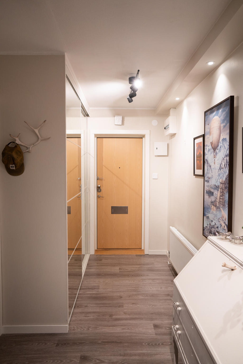 Ingång till en ljus och trivsam hall