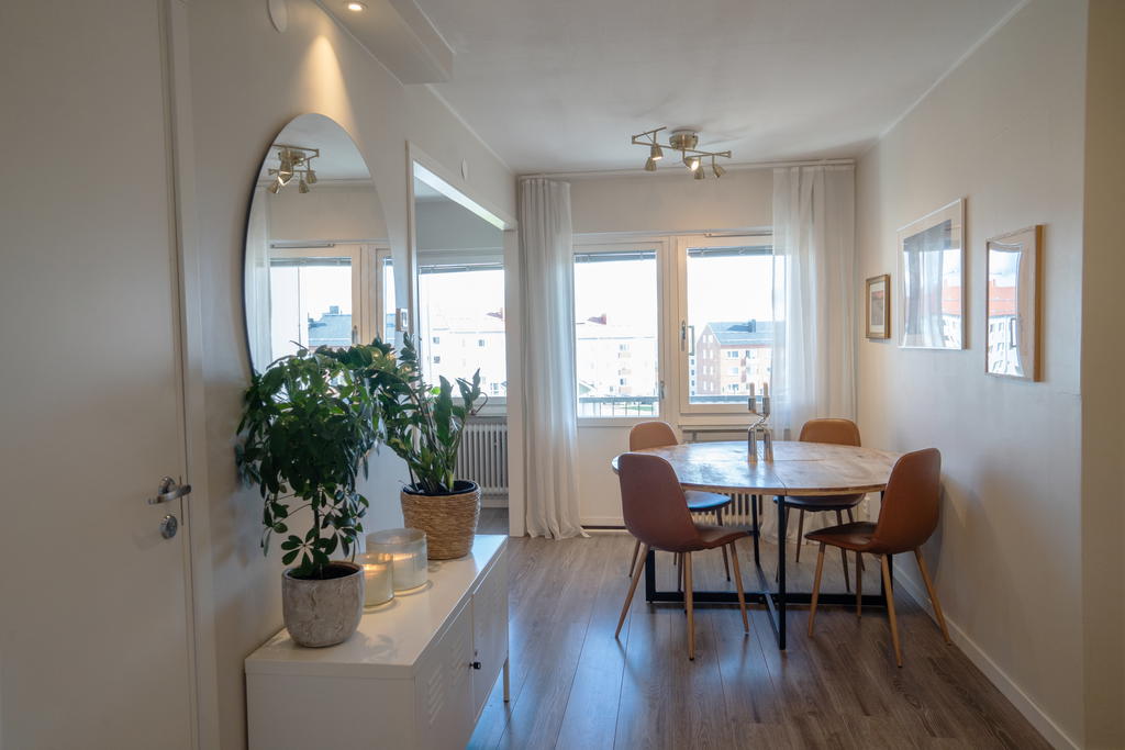 Öppen planlösning i matplats och kök, utgång till balkongen 