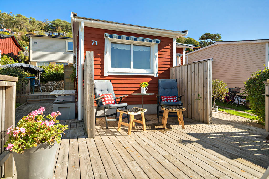 Skönt att kunna gå runt stugan och varva sol med skugga