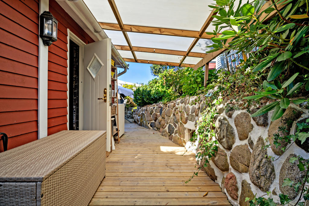 Entrésidan är skyddad under skärmtak