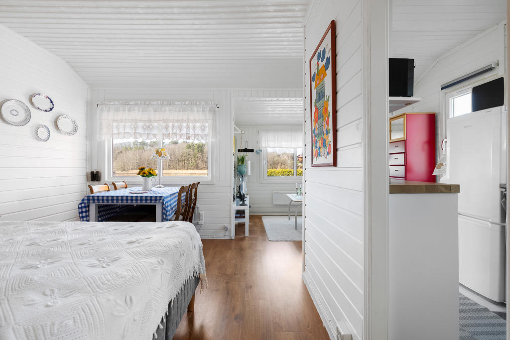 Ni når köket från två håll. Väggen skärmar av mot resten av stugan