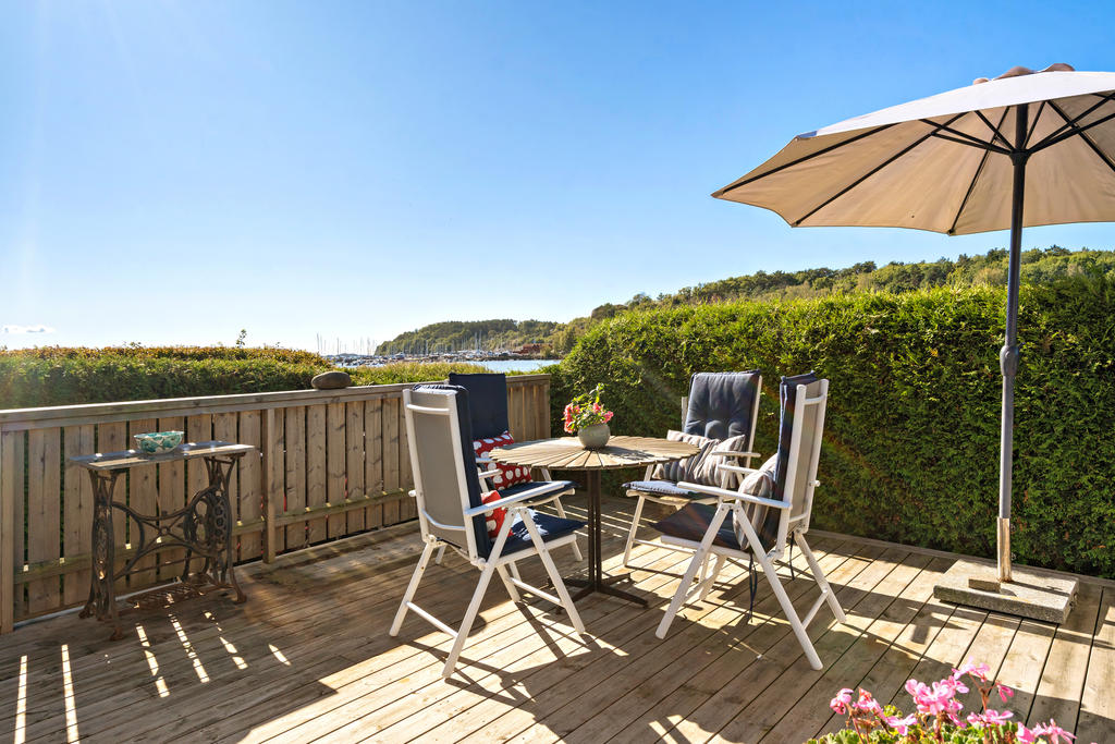 Stor, solig altan framför huset med magisk utsikt