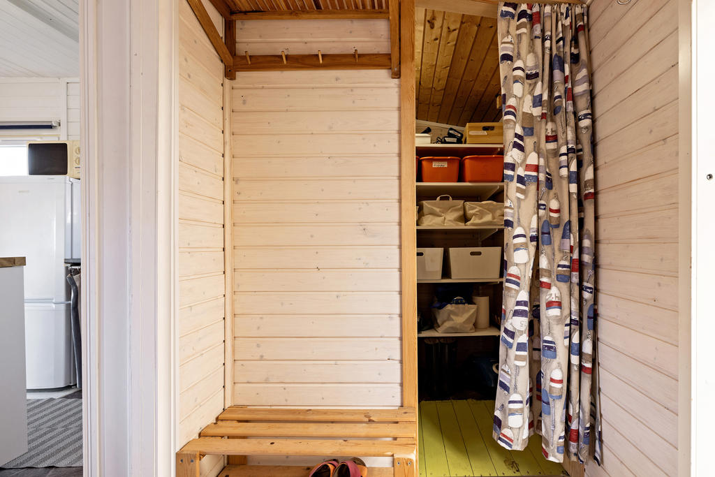 Rymlig hall med förrådsrum. 